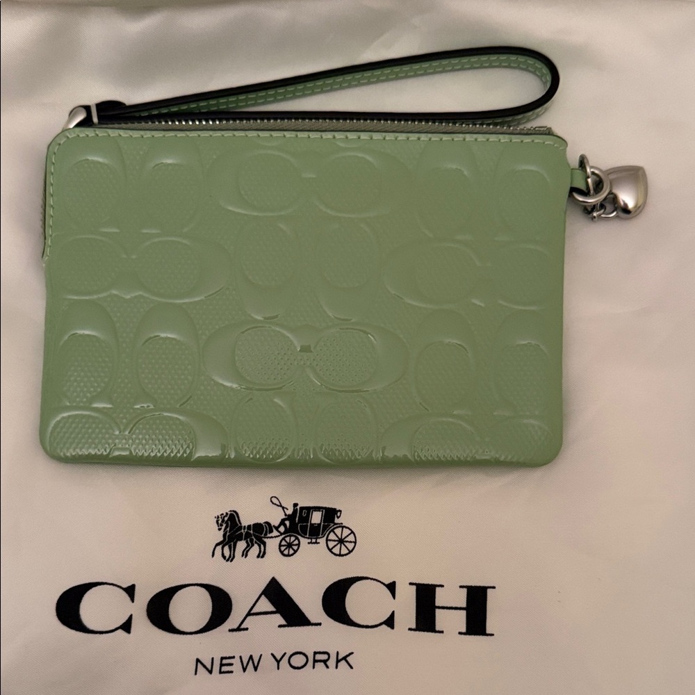 💚Coach NWT Light Green Corner Zip Wristlet In Signature Leather With Heart Charm - Picture 5 of 8